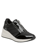 Zapatilla cuña negra mujer con diseño puntiagudo, ideal para ocasiones informales.