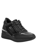 Zapatilla casual negra para mujer, diseño moderno con punta puntiaguda.