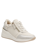 Zapatilla cuña beige mujer, con puntera puntiaguda, ideal para un look moderno.