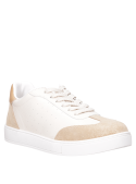 Zapatillas de cuero oro, estilo contemporáneo, diseñadas para actividades informales y elegantes.