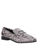 mocasín blanco de cuero para mujer, acabado mate, recomendado para looks versátiles.