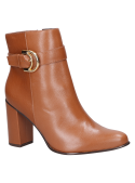 Botín de mujer camel con punta estilizada, ideal para combinar con blazers.