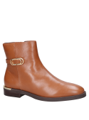 Botín de cuero camel para mujer, elegante y cómodo en cualquier actividad.