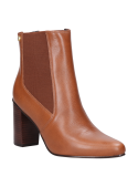 Calzado casual de cuero camel para mujer, perfecto con vestidos midi y jeans.