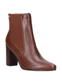 Botín casual en cuero moro para mujer, recomendado para eventos sociales.