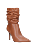 Bota de cuero camel con punta puntiaguda, perfecta para combinar con vestidos ajustados.