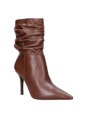 mujer bota cuero moro con tacón alto, ideal para dar un toque glamuroso