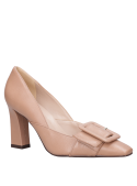 Zapato elegante taupe de cuero para mujer, recomendado para reuniones de trabajo.