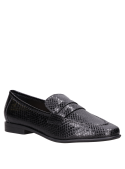 mocasín negro mujer cuero para un atuendo de oficina con estilo formal