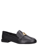 mocasín negro mujer cuero con cortes limpios, ideal para la mujer moderna y versátil.