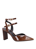 Zapato mujer cuero moro con punta puntiaguda, adecuado para ocasiones formales.