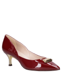 Zapato de charol brillante burdeos para mujer, estilo formal, recomendado para cenas y reuniones.