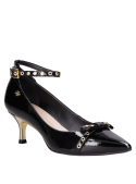 Calzado formal negro de mujer, ideal para combinar con vestidos midi o pantalones de cuero.