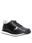 Calzado de cuero negro para mujer, con detalles en relieve, apto para diversas actividades.