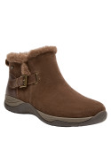 Botín casual café de cuero para mujer, con hebilla lateral, ideal para looks equilibrados.
