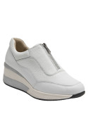 Zapatillas casuales blancas de cuero para mujer, con cuña de 5 cm, recomendadas para looks cómodos.