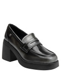 mocasín gris casual de mujer, con detalles metálicos y punta redonda.