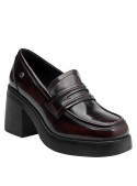 mocasín burdeos mujer casual en cuero, ideal para looks urbanos y confortables.
