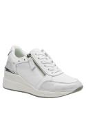 Zapatilla casual blanca de mujer, con detalles metálicos, adecuada para salidas informales.