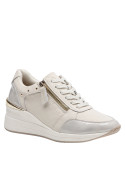 Zapatillas cuña beige para mujer, con detalles metálicos sutiles, recomendadas para ocasiones informales.