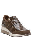 zapatillas casuales de cuña color café para mujer, confort y estilo en la rutina diaria.