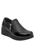 Zapato casual de cuero negro para mujer, perfecto para ocasiones versátiles.