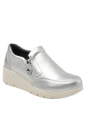 Zapato casual para mujer, color plata, perfecto para un look elegante y cómodo.