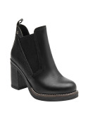 Botín de cuero negro para mujer, perfecto para combinar con vestidos o jeans ajustados.