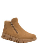 Botín casual de cuero camel para mujer, recomendado para combinar con jeans o vestidos.
