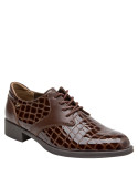 Zapatos café de charol para mujer, taco plano de 2.5 cm, comodidad garantizada.