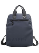 Mochila azul para mujer con textura moderna, ideal para el estilo casual.