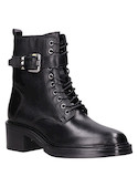 Botines urbanos de cuero negro para mujer, con detalles metálicos y tachas.