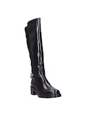Bota negra casual de mujer con detalles metálicos, ideal para complementar outfits contemporáneos.