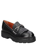 5Mocasín de mujer negro, taco bloque y detalles metálicos que resaltan en cualquier ocasión.