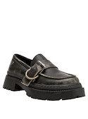 Mocasín negro de cuero para mujer, ideal para complementar vestidos fluidos y jeans rotos.