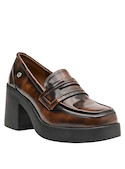 Mocasín de cuero en color moreno, con diseño elegante y cómodo, perfecto para ocasiones informales.