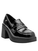 Mocasines de cuero negro para mujer, combinables con outfits de falda midi o jeans ajustados.