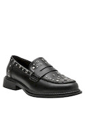 5Mocasín de mujer negro con detalles metálicos, ideal para combinar con pantalones de cuero o vestido midi.