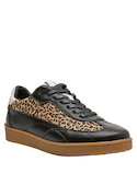 Zapatilla negra con acabado brillante, ideal para un look audaz y moderno.