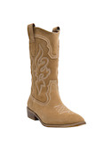 Combinación de las botas con un vestido fluido, ideal para un look bohemio.