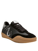 Zapatilla negra para mujer, perfecta para combinar con jeans ajustados o vestidos desenfadados.