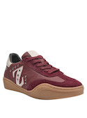 Zapatilla de cuero burdeos con forma redonda, ideal para looks casuales y cómodos.
