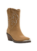 Bota de mujer en cuero camel, perfecta para un look moderno y sofisticado.