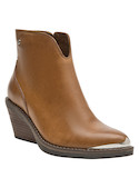 Botín de mujer en color camel, perfecto para combinar con vestidos o jeans.