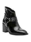 Botín casual de cuero negro, ideal para jeans ajustados y estilo vanguardista.