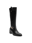 Bota negra de mujer con acabado mate en cuero, un toque moderno y elegante para cualquier atuendo.