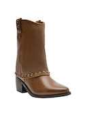 Botas camel de cuero para mujer, diseño chic que complementa vestidos cortos.