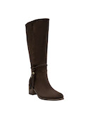 Vista superior de botas de cuero café, resaltando su acabado mate y diseño contemporáneo.