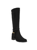 Bota negra de cuero combinada con un vestido fluido, ideal para ocasiones casuales.