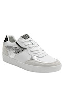 Zapatilla blanca de cuero con textura suave, diseñada para un estilo vanguardista y urbano.